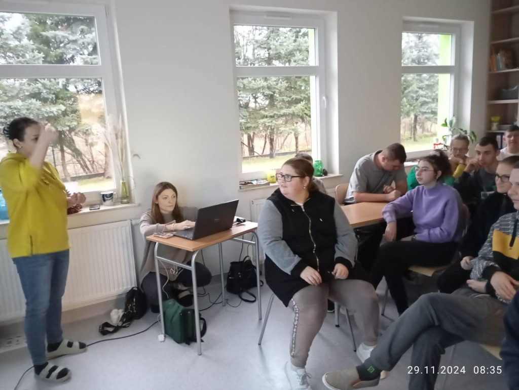 Warsztaty z zakresu pierwszej pomocy dla klas starszych.