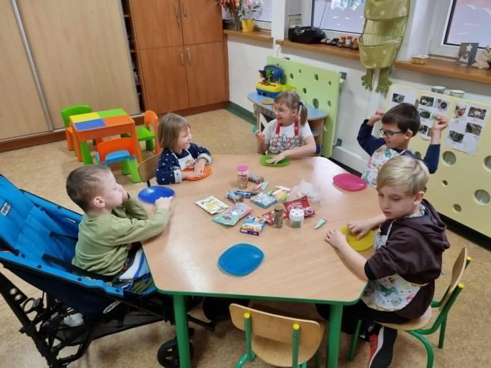 Przygotowania do Świąt w naszym przedszkolu – pierniczki